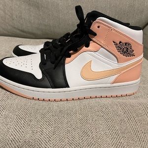 Air Jordan 1 Mid Crimson Tint Men’s 9.5/Women’s 111.5